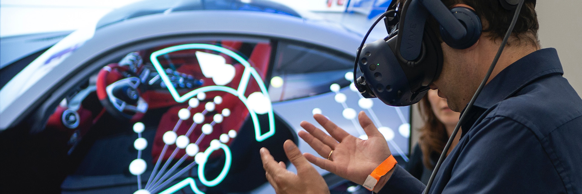 Mann mit VR Brille der auf seine Hände schaut