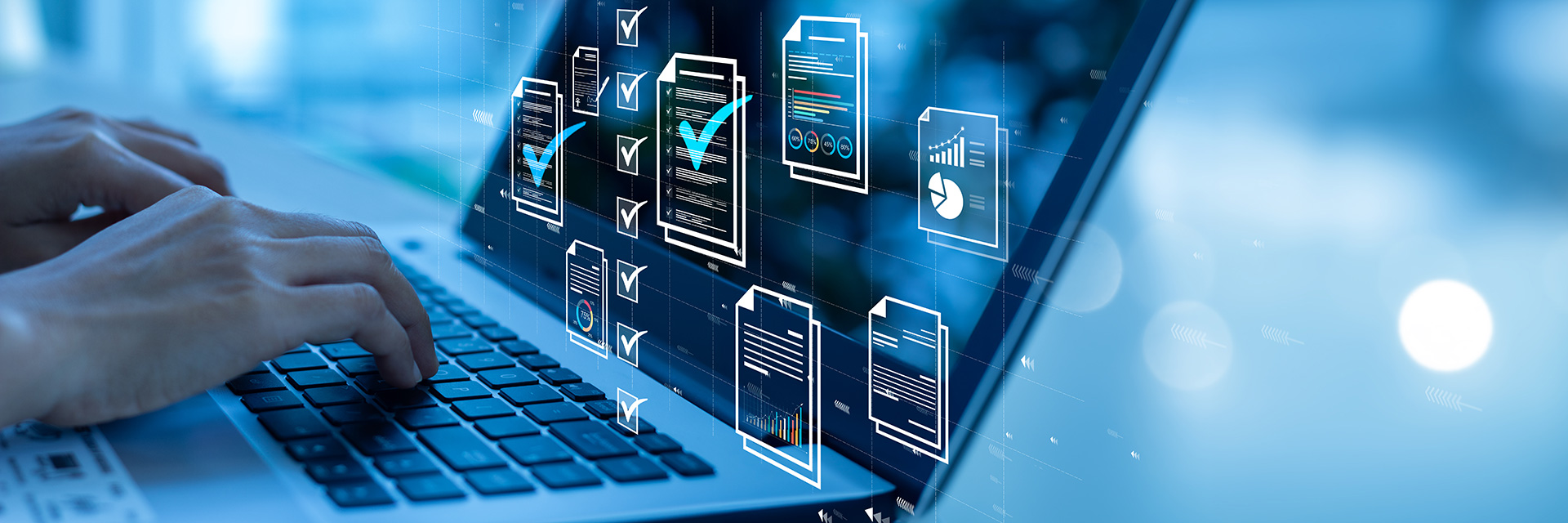 Hände die eine Laptoptastatur bedienen